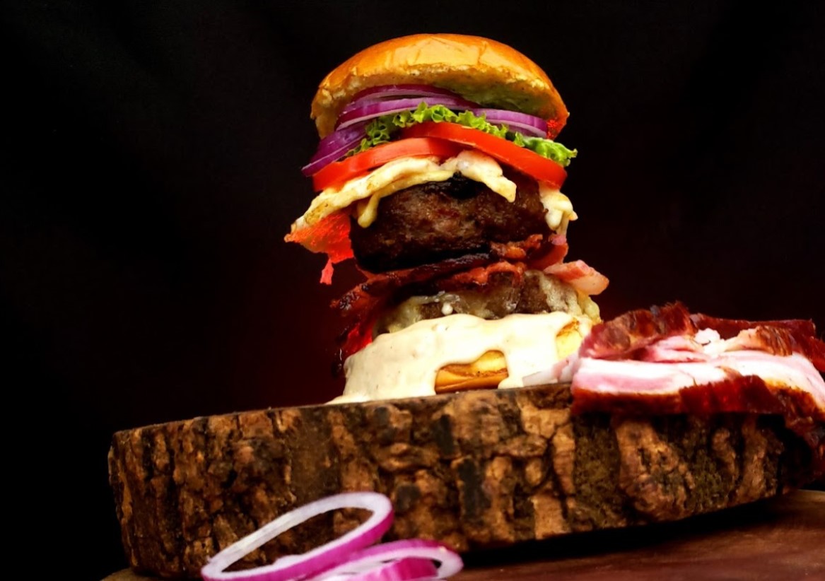 hambúrguer com carne bovina, salada, cebola roxa, bacon e bastante queijo, do Quintal 68, opção pra comprar hambúrguer artesanal em Aparecida de Goiânia 
