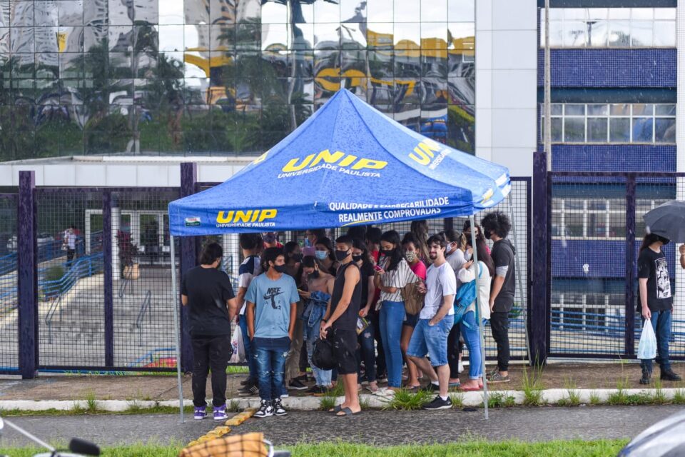 Candidatos começam a chegar nos locais para fazer o segundo dia de prova do Enem