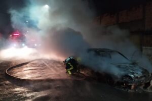 Carro pega fogo no meio da rua em Catalão e bombeiros desconfiam de ação criminosa (Foto: Corpo de Bombeiros)