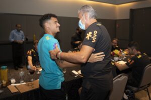 Coutinho cumprimenta o técnico Tite na seleção brasileira