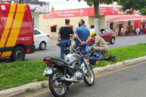 Motociclista fica ferido ao atropelar cachorro em Catalão