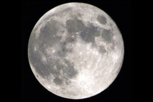 O vídeo, que foi acelerado 900 vezes, foi feito em novembro Vídeo mostra momento em que Terra passa atrás da Lua; assista
