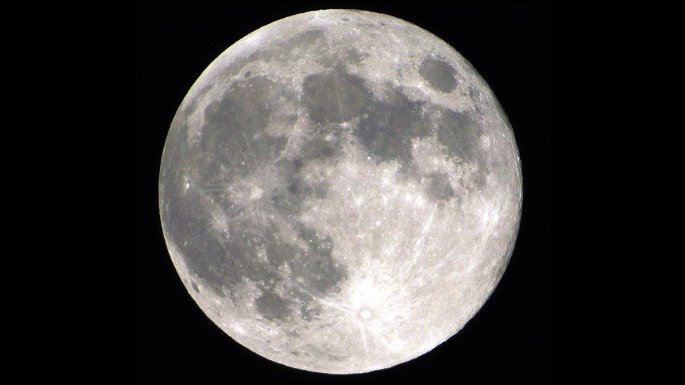 O vídeo, que foi acelerado 900 vezes, foi feito em novembro Vídeo mostra momento em que Terra passa atrás da Lua; assista