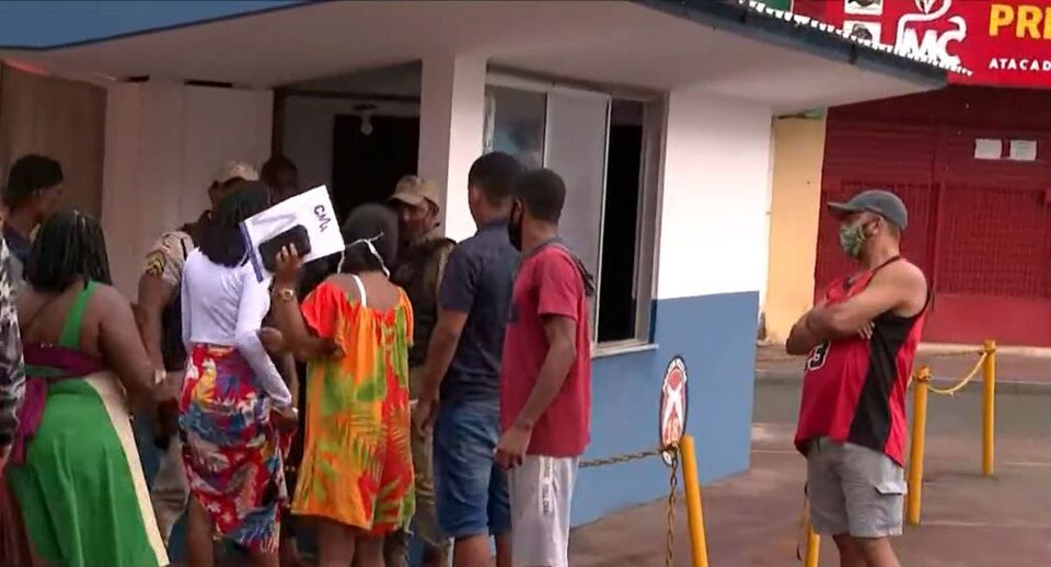 Na Bahia, pessoas colocam manequins para segurar vaga no recadastramento do CadÚnico