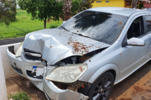 Mulher fica ferida após carro colidir contra poste, em Catalão