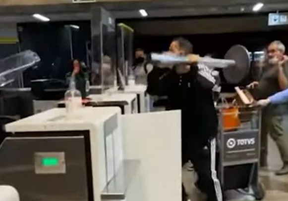 Casal quebra guichê em aeroporto após atraso de voo