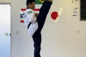 Yan Cleuber durante apresentação de taekwondo poomsae