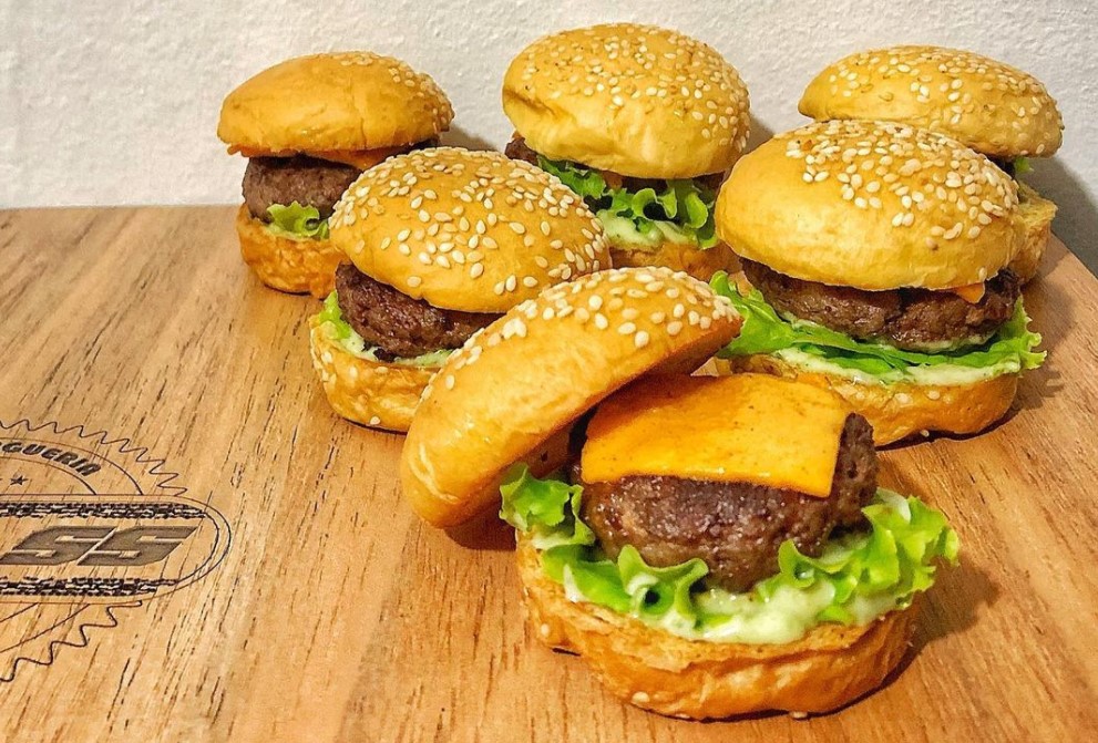 Sanduíches da Croos Burger, opção de food truck em Goiânia