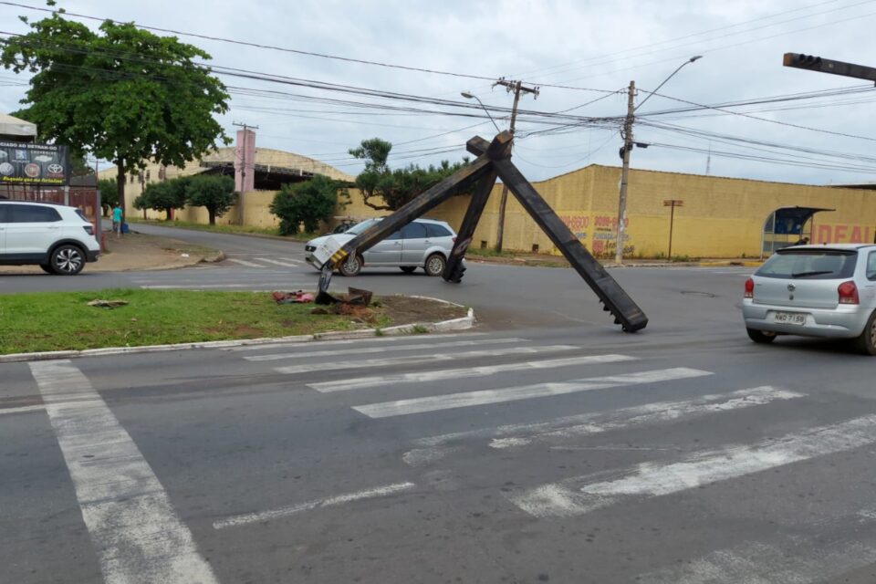Estrutura ficou caída após o acidente. (Foto: Rubens Júnior/Rádio São Francisco FM)