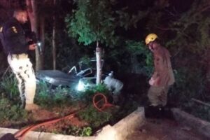 Carro capota e deixa cinco feridos na BR-080, em Uruaçu
