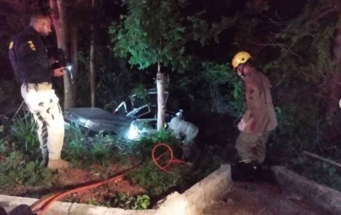 Carro capota e deixa cinco feridos na BR-080, em Uruaçu