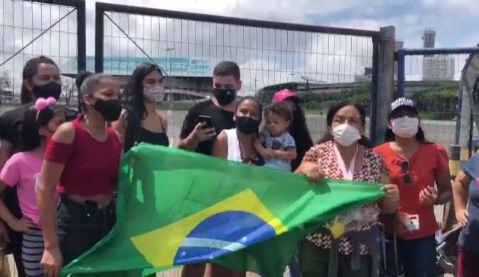 "Ciumeira atrás da outra": fãs cantam música de Marília Mendonça no local do velório (Foto: Reprodução)