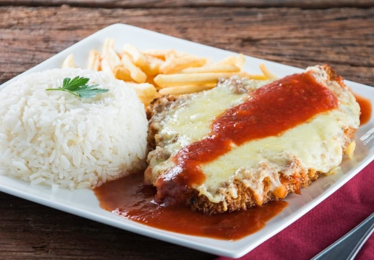 prato com arroz, batata frita e parmegiana de frango do restaurante Basili, opção para comprar parmegiana em Goiânia