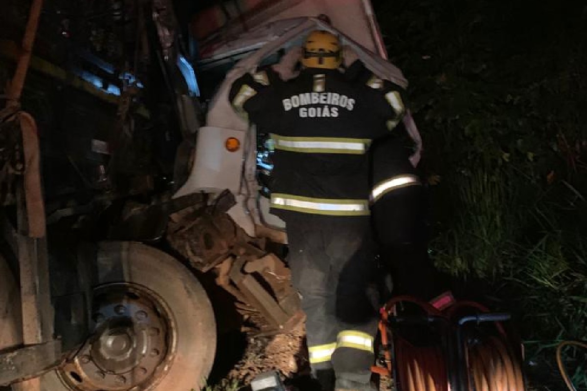 Caminhões se envolvem em acidente com colisão frontal na BR-040, em Luziânia