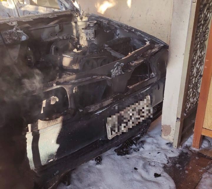 Veículo ficou destruído pelas chamas. (Foto: Divulgação/3ºBBM)