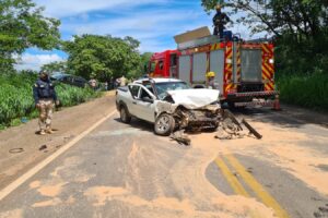 Um bombeiro militar ficou ferido após acidente envolvendo dois carros de passeio na BR-153, no KM 405, em Jaranápolis, povoado de Pirenópolis. (Foto: Divulgação/ PRF)