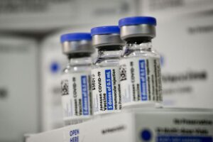 Goiás recebeu um novo lote da vacina da Janssen para aplicação contra a Covid. Cerca de 17,5 mil doses chegaram ao estado.
