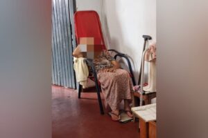 Idosa sentada em uma cadeira: ela é uma das vítimas de violência contra idosos no estado