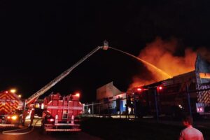 Incêndio em depósito de recicláveis, em Aparecida (Foto: CBMGO- Divulgação)