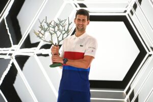 Djokovic com troféu nas mãos