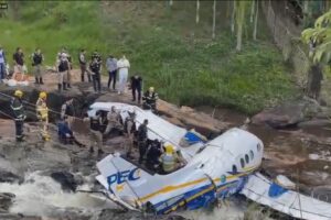 Corpos de tripulantes de avião que vitimou Marília são sepultados no DF