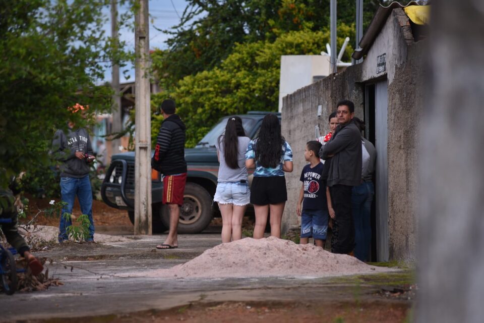 Moradores de Abadiânia levam uma terça-feira (30) normal em meio ao 2º dia de buscas pelo matador de Corumbá de Goiás. (Foto: Jucimar de Sousa/Mais Goiás)