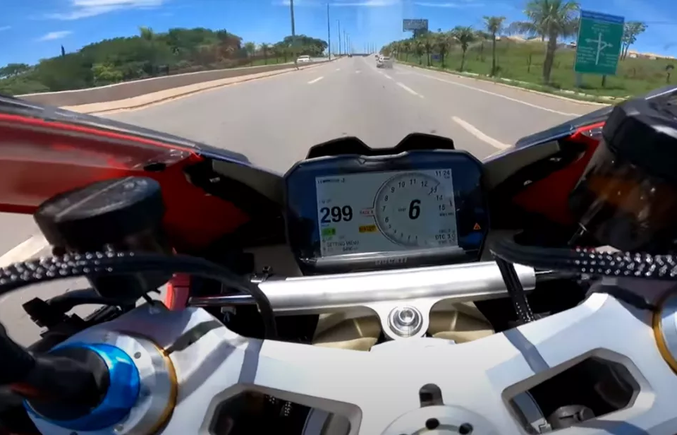 Influenciador digital publica vídeo com moto a quase 300km/h em rodovia goiana