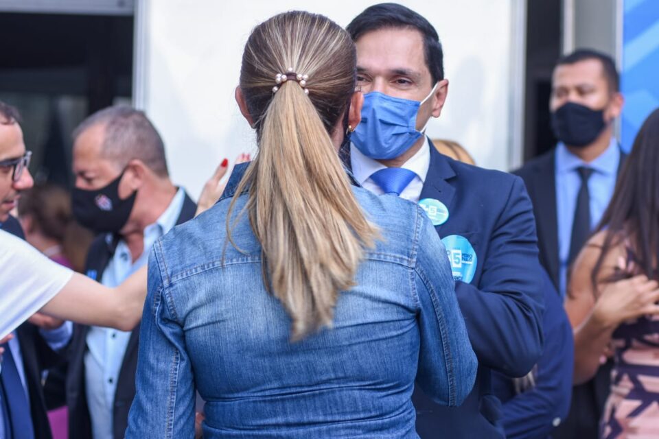 Pedro Paulo em último contato com eleitores no local de votação da OAB-GO (Foto: Jucimar de Sousa)