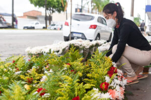 Comerciantes apontam melhora nas vendas de flores durante o dia de Finados, em Goiânia