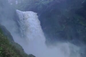 Cachoeira de 30 metros de altura está localizada a cerca de 90 quilômetros de Jataí (Foto: CBMGO - Reprodução)