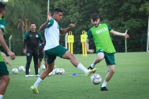 Alef Manga disputa bola com Albano em treino do Goiás