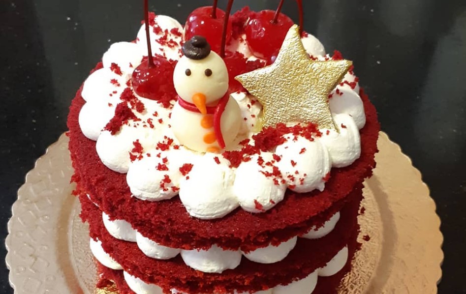 naked cake com massa red velvet e decoração de boneco de neve