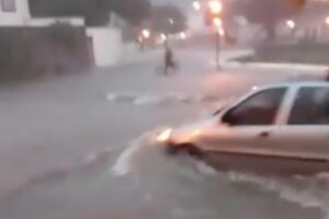 A forte chuva que atingiu a Cidade de Goiás deixou diversas ruas alagadas, no final da tarde e início da noite de terça-feira (16). (Foto: reprodução)