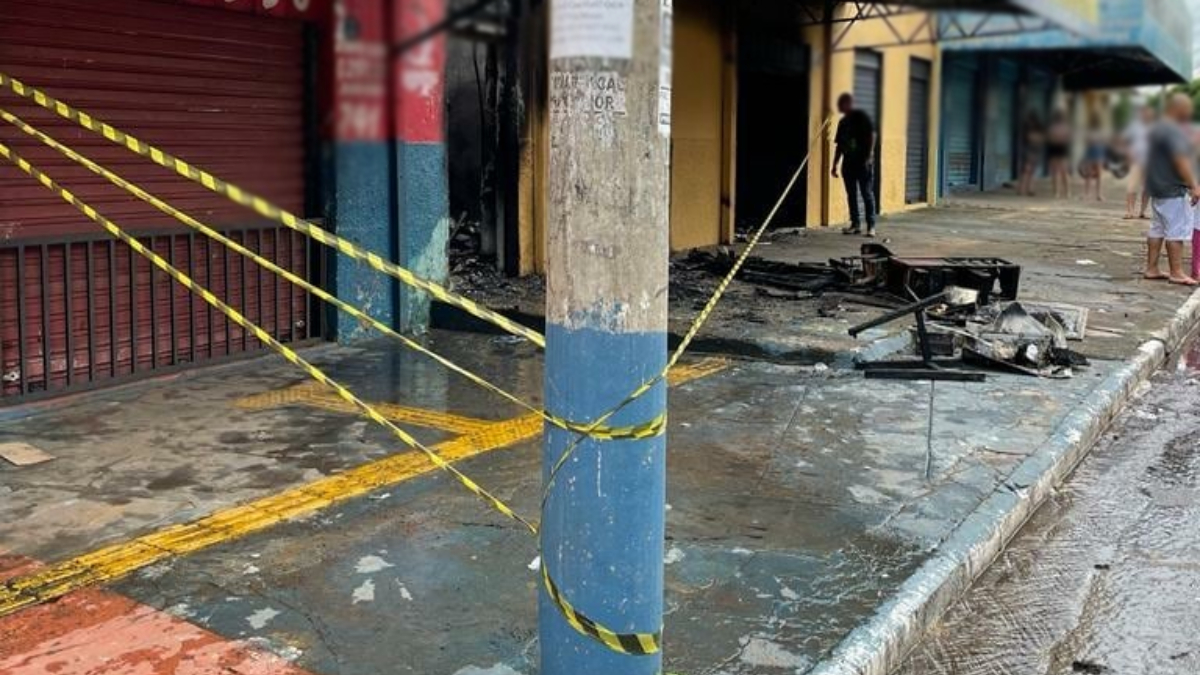 Depósito de eletrodomésticos pega fogo em Goiânia