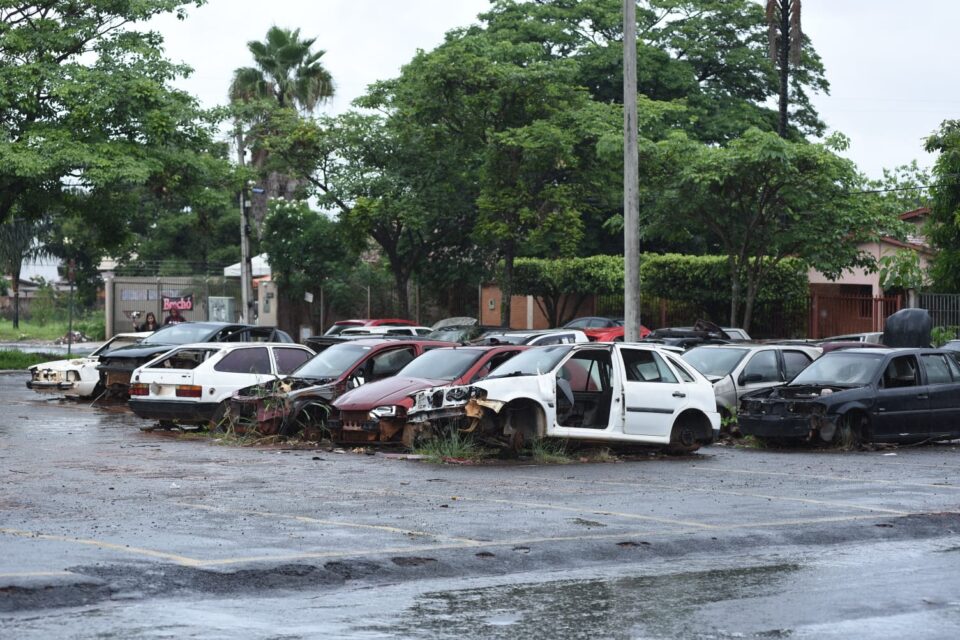 Carros apreendidos em estacionamento de ginásio acumulam lixo e aumentam risco de proliferação da dengue no Centro de Aparecida (Foto: Jucimar de Sousa - Mais Goiás)