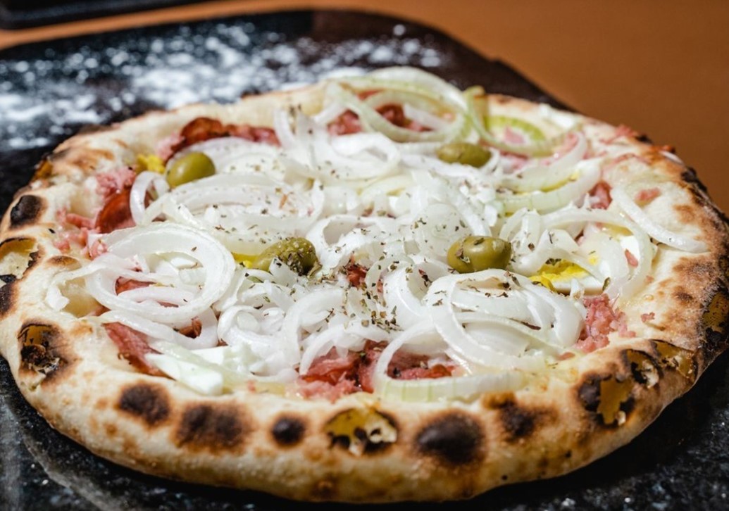 pizza de calabresa com cebola da Mozzarela, opção entre as pizzarias em Aparecida de Goiânia