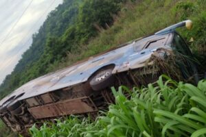Ônibus de turismo com destino à Goiânia tomba na BR-010 após colisão com caminhonete
