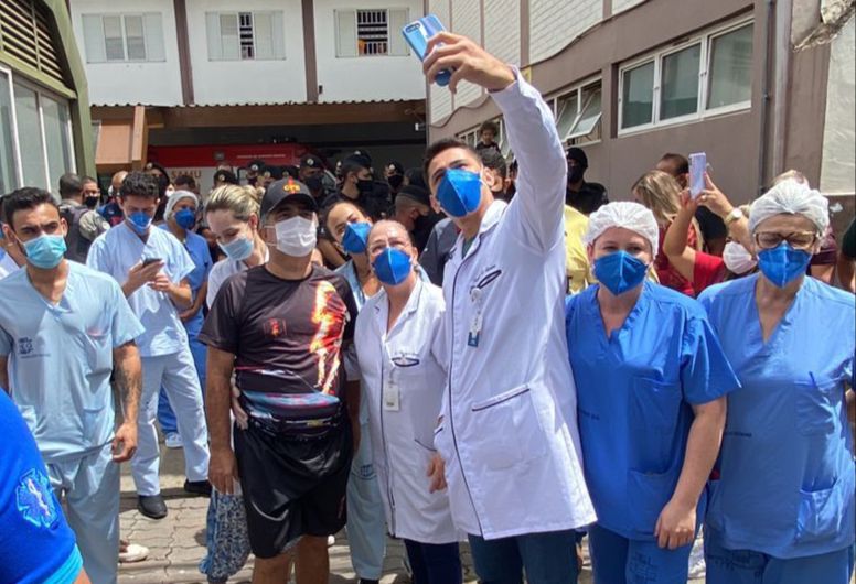 Recuperado da Covid, o policial posou para uma selfie com a equipe médica do HEG. (Foto: Divulgação/CPE Anápolis)