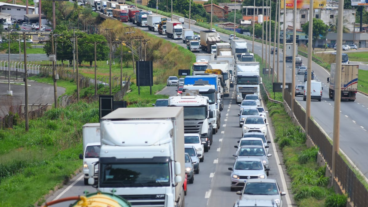 Motoristas de aplicativo bloqueiam BR-153 contra tarifas e alta dos combustíveis em Goiânia