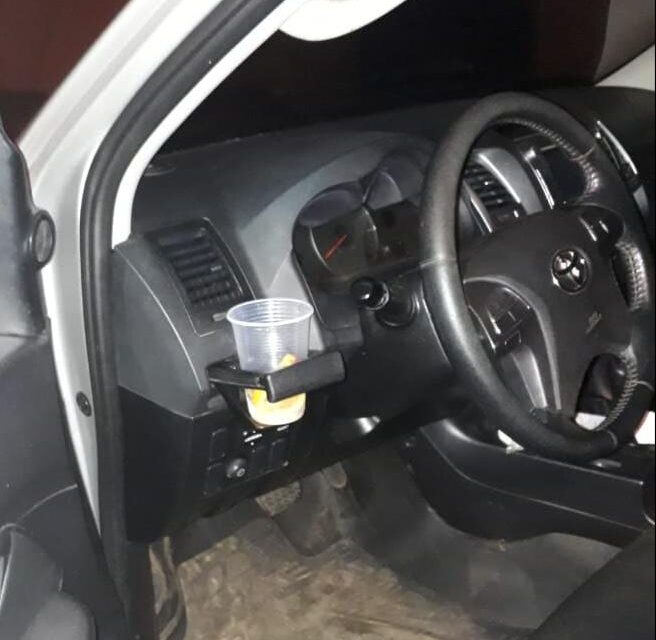 Motorista utilizou suporte para colocar copo de bebida no painel do carro. (Foto: Divulgação/Polícia Civil)