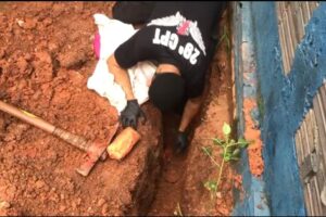 Policiais militares  apreenderam mais de R$ 60 mil em drogas que estavam enterradas no quintal de uma casa em Mineiros. (Foto: divulgação/PM)