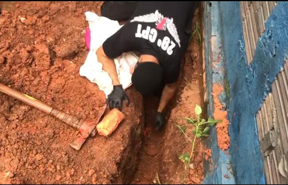 Policiais militares  apreenderam mais de R$ 60 mil em drogas que estavam enterradas no quintal de uma casa em Mineiros. (Foto: divulgação/PM)