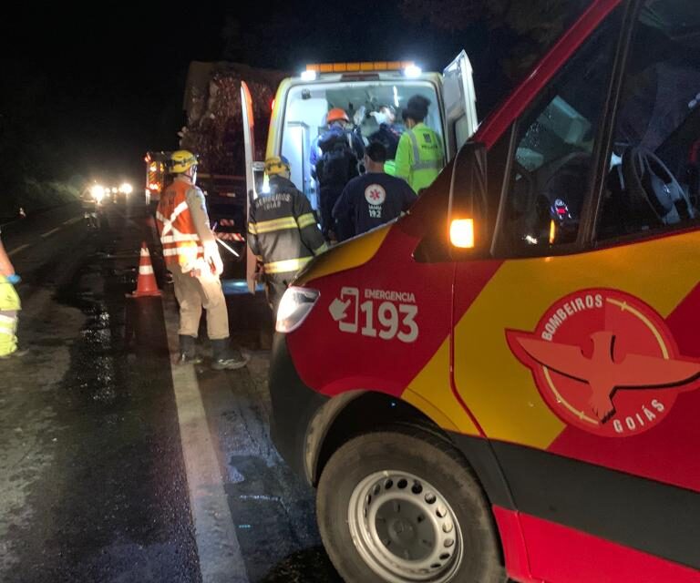 Caminhões se envolvem em acidente com colisão frontal na BR-040, em Luziânia (Foto: Bombeiros)