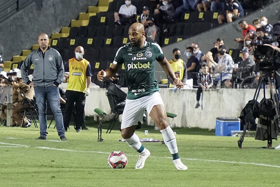 Fellipe Bastos durante jogo pelo Goiás