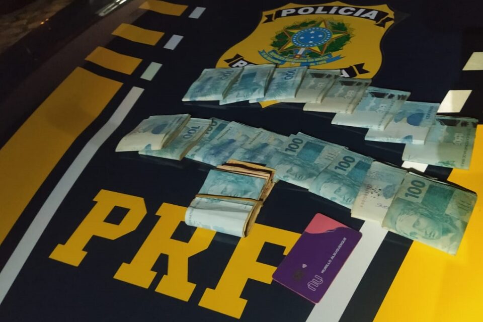 Polícia prende suspeitos de aplicarem golpes na internet com R$ 17,8 mil, em Goiânia (Foto: PRF - Divulgação)