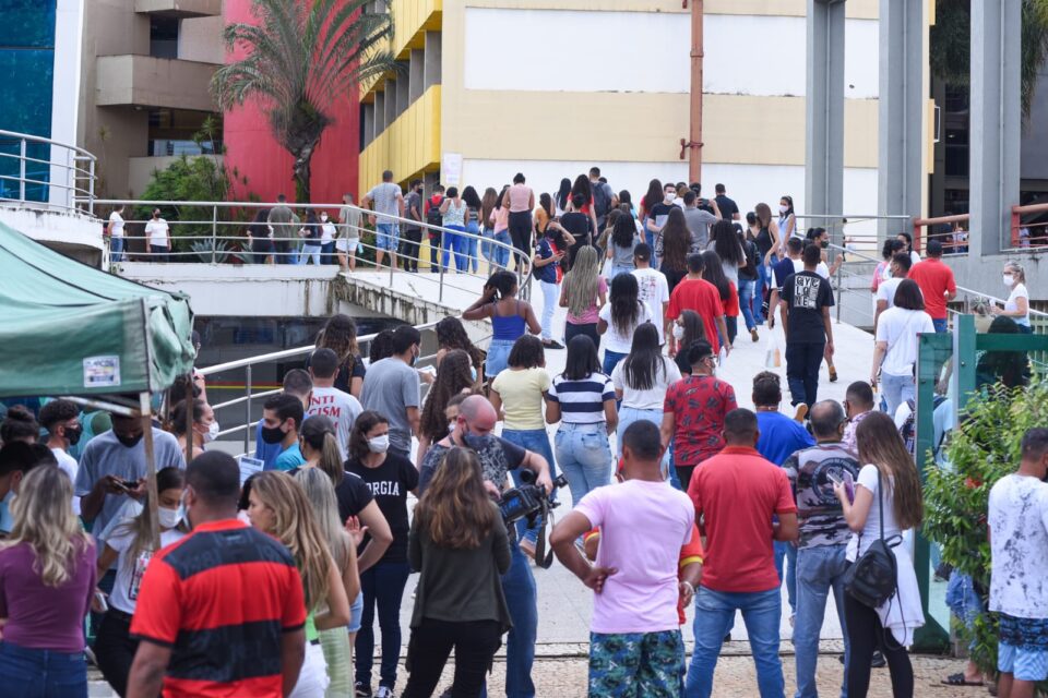 Movimentação de estudantes que vão fazer o Enem na Praça Universitária, em Goiânia (Foto: Jucimar de Sousa - Mais Goiás)