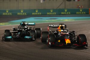 Max Verstappen ultrapassando Lewis Hamilton