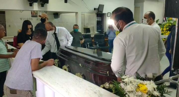 Sertanejo será sepultado em Imperatriz, no Maranhão. Fotos do velório do cantor Maurílio circulam na internet Luíza e Maurílio