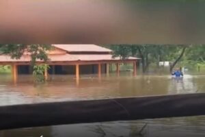 Cerca de mil famílias estão ilhadas após estragos causados pelas chuvas em Cavalcante e Monte Alegre de Goiás, na Chapada dos Veadeiros (Foto: reprodução/video)