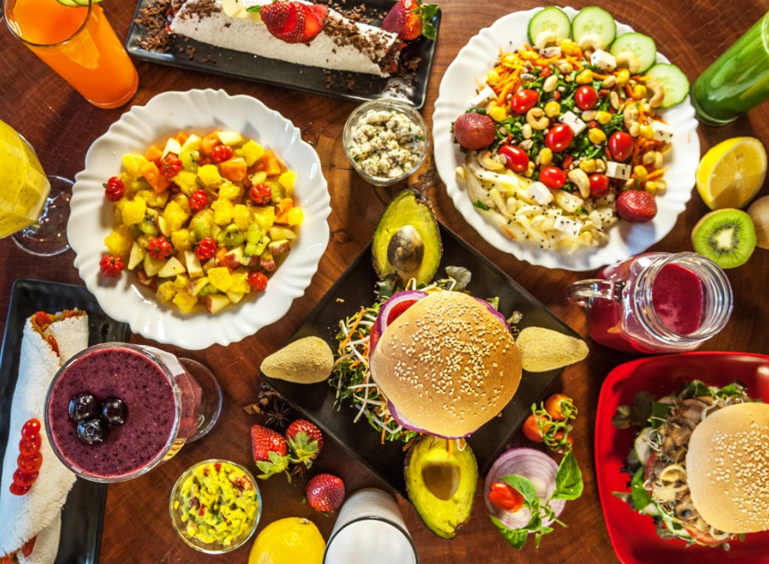 O cardápio é variado e contempla desde saladas, até hambúrgueres fartos, na Fruta e Raiz, opção de delivery de comida vegetariana e vegana em Goiânia 